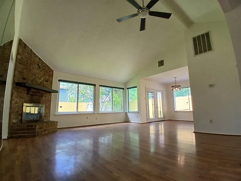 1126 E Brompton Dr — Photo 10