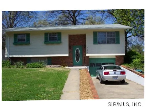 105 Newport Dr photo 1