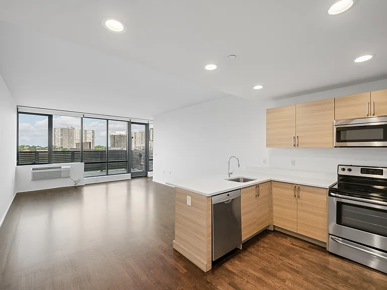 2032 1/2 Hudson St #503 — Photo 7