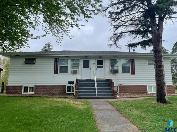 937 N Prairie Ave, Madison, SD 57042
