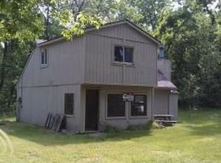 440 Hickory Ridge Ct, Milford, MI 48380