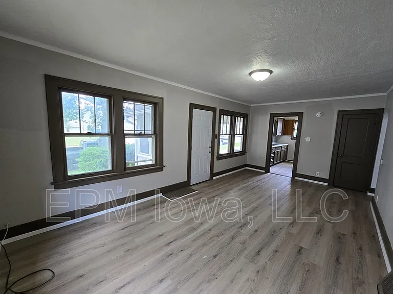 947 Newton St — Photo 4