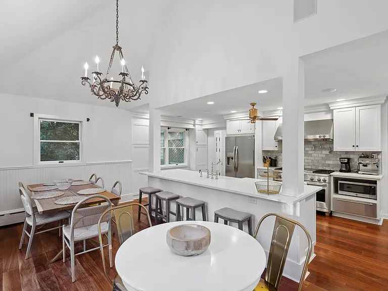 54 Manor Ln S — Photo 8