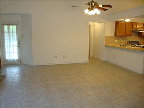 5th image of 805 Clearwater Trl
