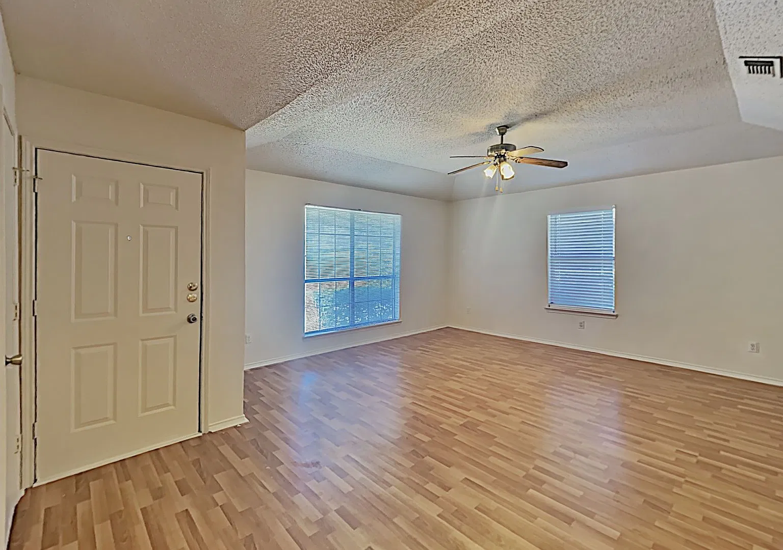 Updated 2 Bed, 2 Bath Duplex with New Vinyl Plank Flooring and Fresh Paint in Arlington — Photo 2