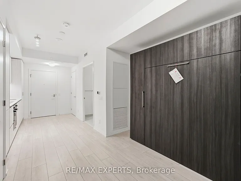 400 King St W #1028 — Photo 18