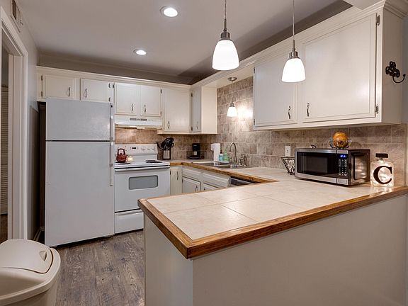 2nd image of 819 Ashlawn Pl