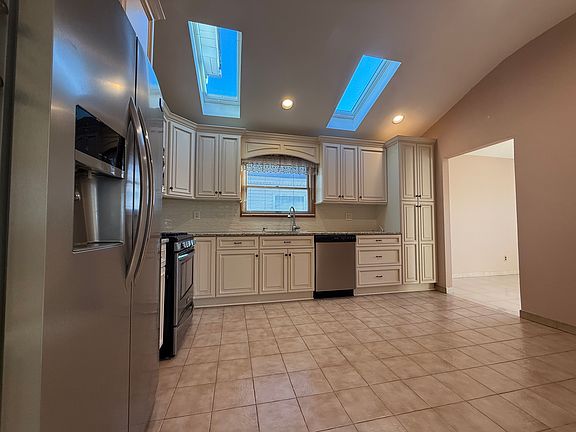 3rd image of 749 Stafford Ave #2