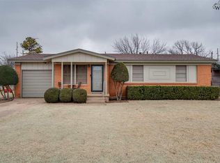 718 W Alameda St, Iowa Park, TX 76367