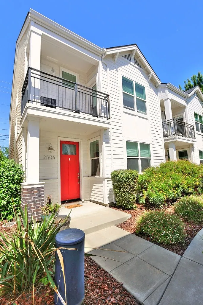 3 bed, 2.5 bath, 1268 sqft, $2,850 — Photo 1