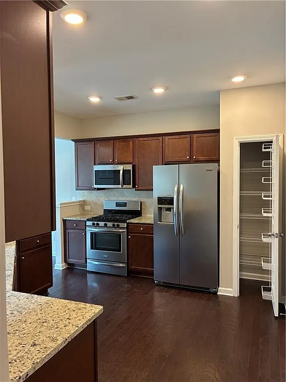 3 bed, 2.5 bath, 1910 sqft, $2,650 — Photo 3
