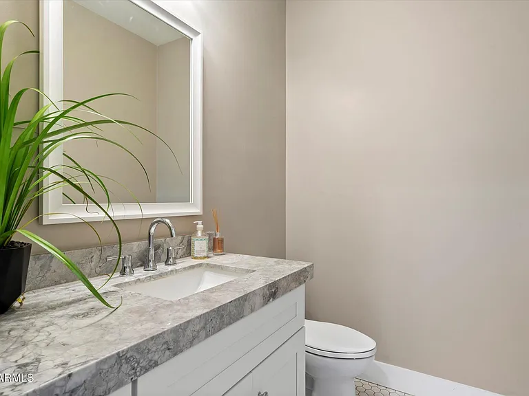 3810 E Devonshire Ave — Photo 24