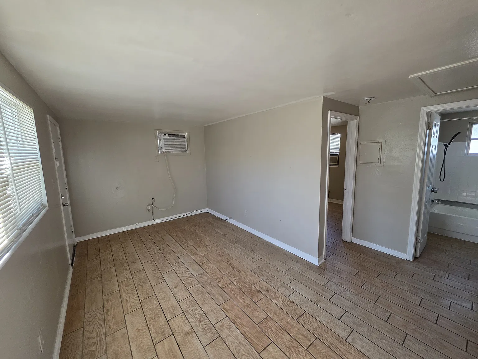 Studio, $950 — Photo 2