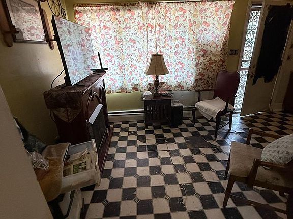 4th image of 2812 6th St NE