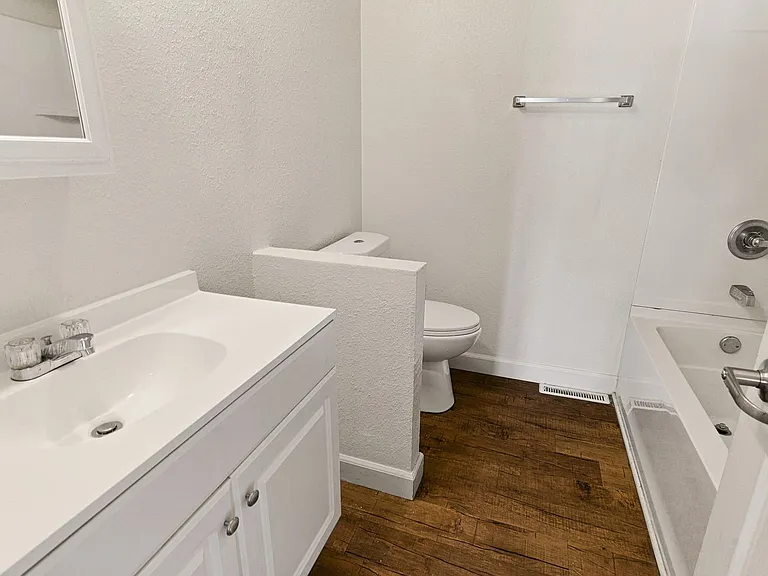 Green Door Apartments — Photo 154