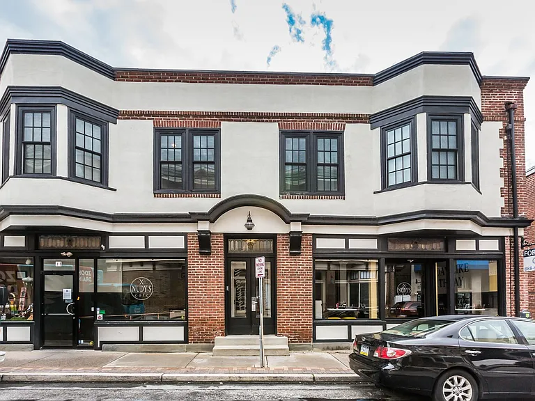 Charming Renovated Apartments in the Heart of Ardmore — Photo 10