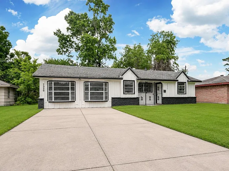 7329 Gleason Rd — Photo 2