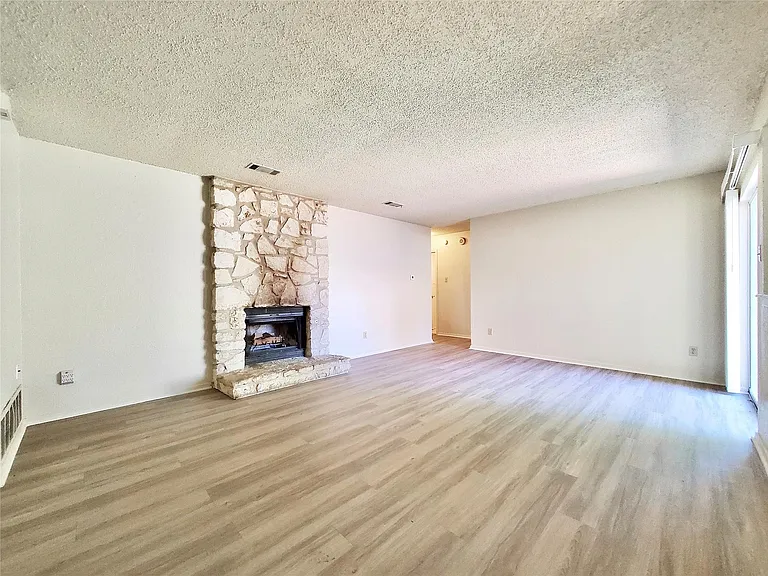 2827 Wilcrest Dr — Photo 3