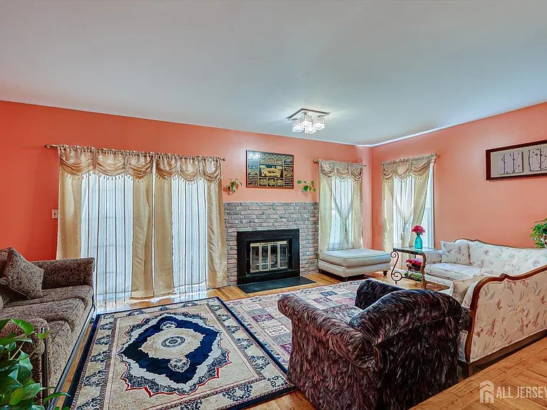 7 Buttonwood Dr — Photo 5