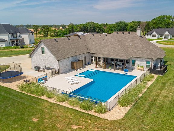 3rd image of 1810 Park Place Ln