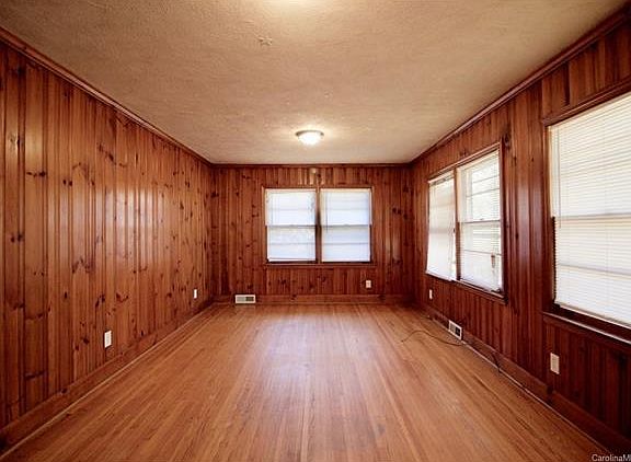 3rd image of 665 Allister Dr