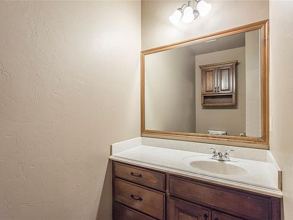 5th image of 923 Ashwood Ln