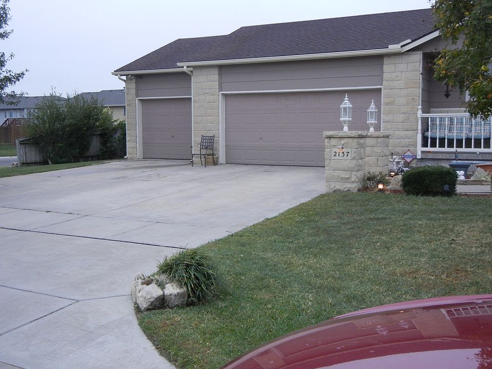 Oversized 3-Car Garage