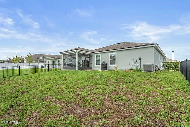 589 Seville Pkwy — Photo 11