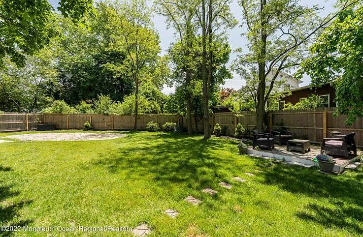 1724 Lockhart St — Photo 9