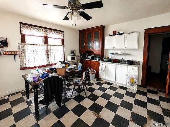 4th image of 218 Coit St