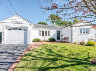 102 Doris Pl, Massapequa, NY 11758