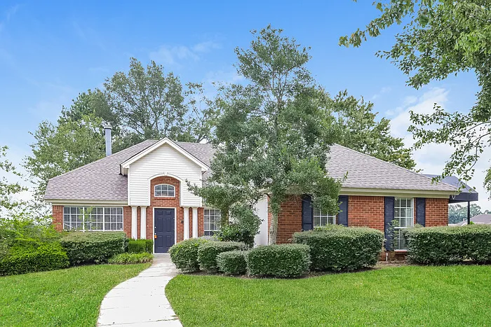 3 bed, 2.0 bath, 2043 sqft, $2,075 — Photo 1