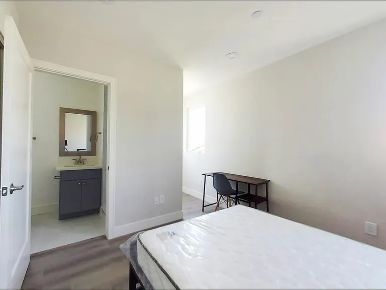 1346 1/2 W 37th Pl #6 — Photo 13