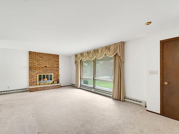 4th image of W221S7400 Valley View ROAD