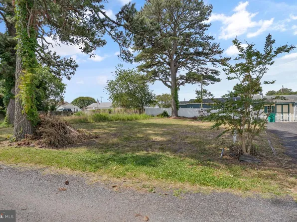 5142 Serenity Ln, Chincoteague Island, VA 23336