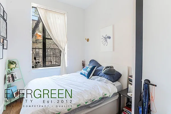 Rented by Evergreen Apartments BK | media 7