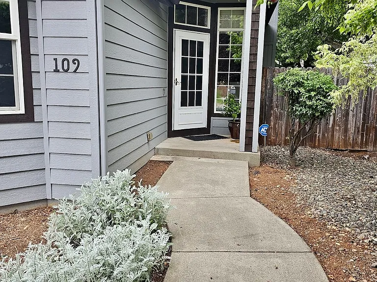 109 Sanger Ln — Photo 2