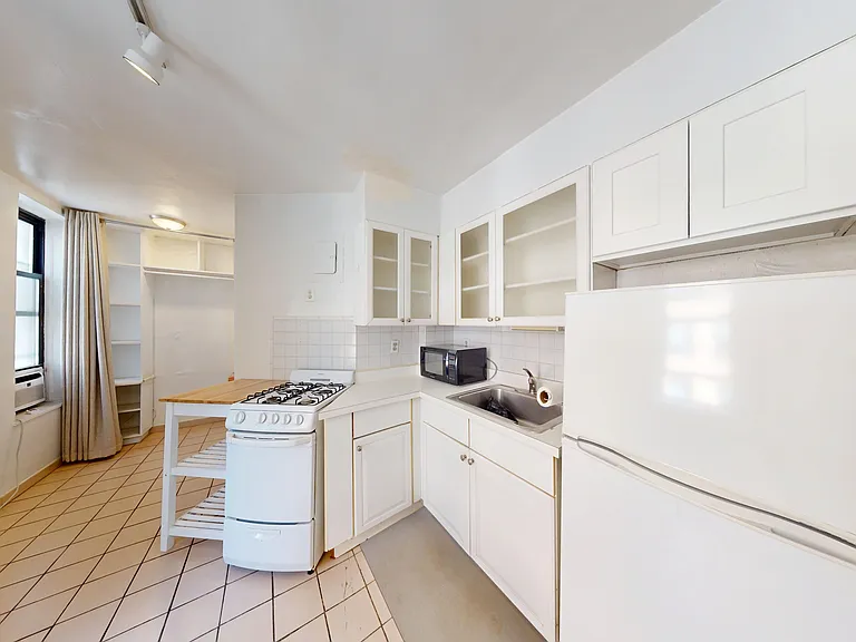300 1/2 E 65th St #4 — Photo 14