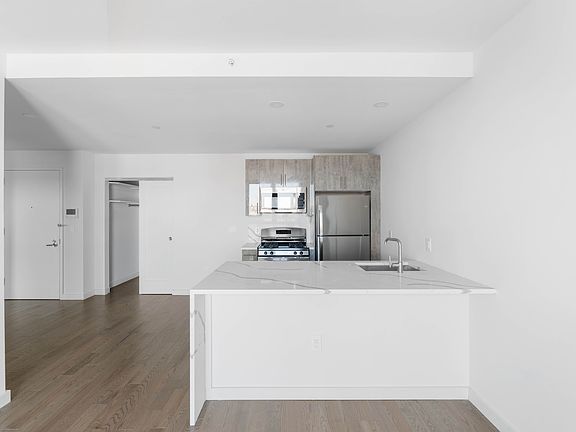 4th image of 91-09 Roosevelt Ave #602