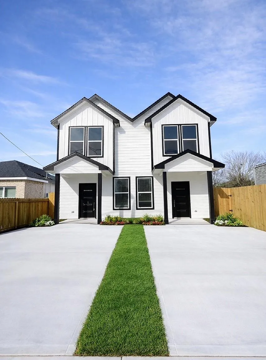 3 bed, 2.0 bath, 2976 sqft, $2,100 — Photo 1