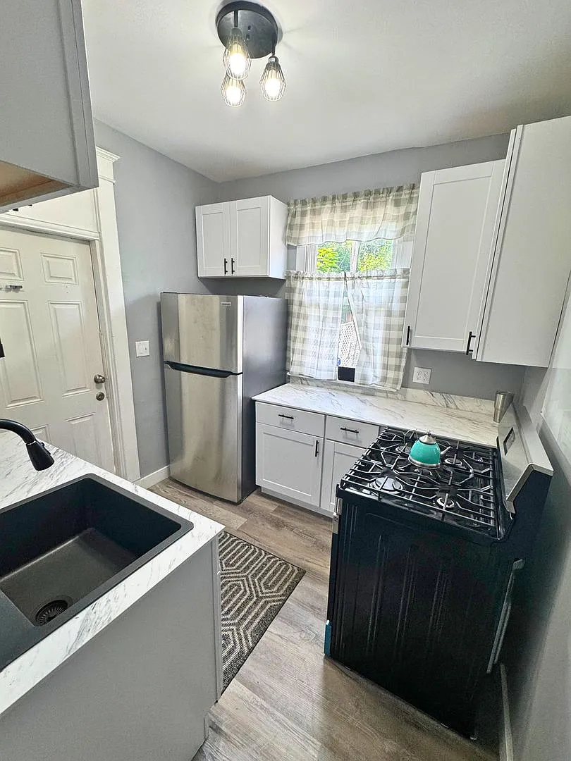 Charming and Spacious 4BR, 2BA Townhouse — Photo 4