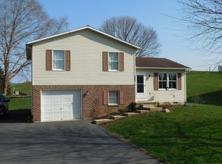 1602 Hawthorne Ln, Chambersburg, PA 17202