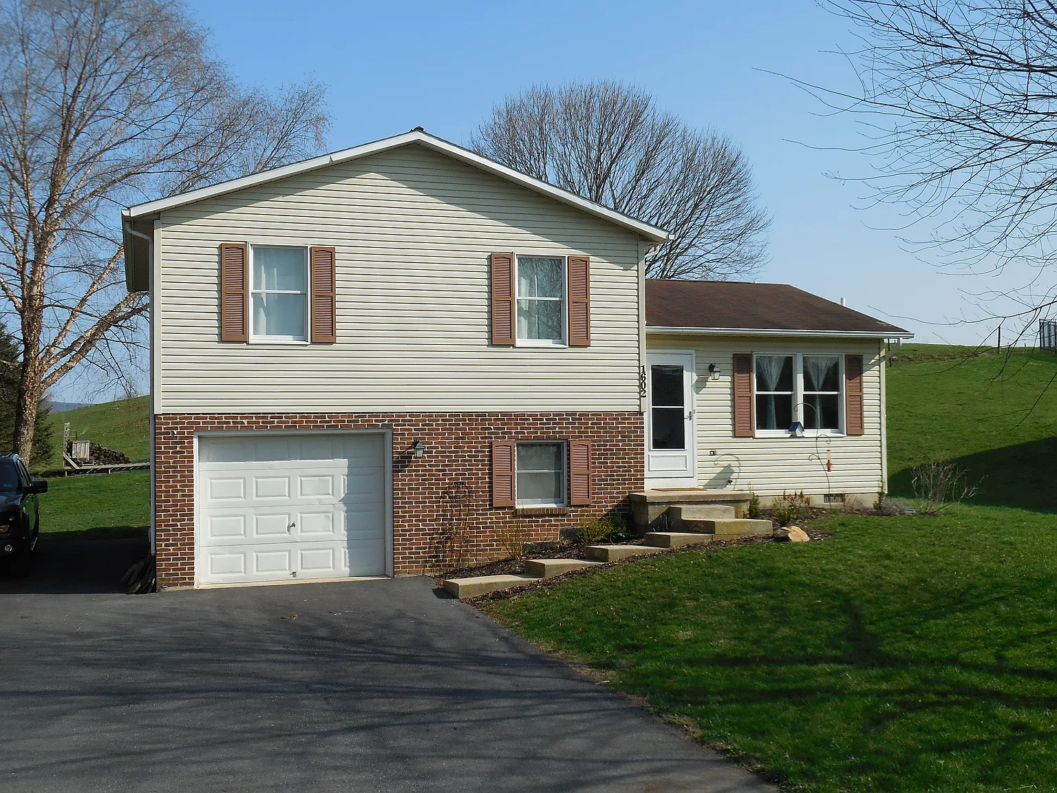 1602 Hawthorne Ln photo 1