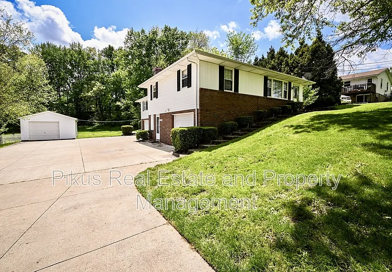 3300 Lake Center St NW — Photo 2