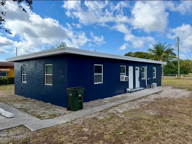 24 SW 10th Ave — Photo 3