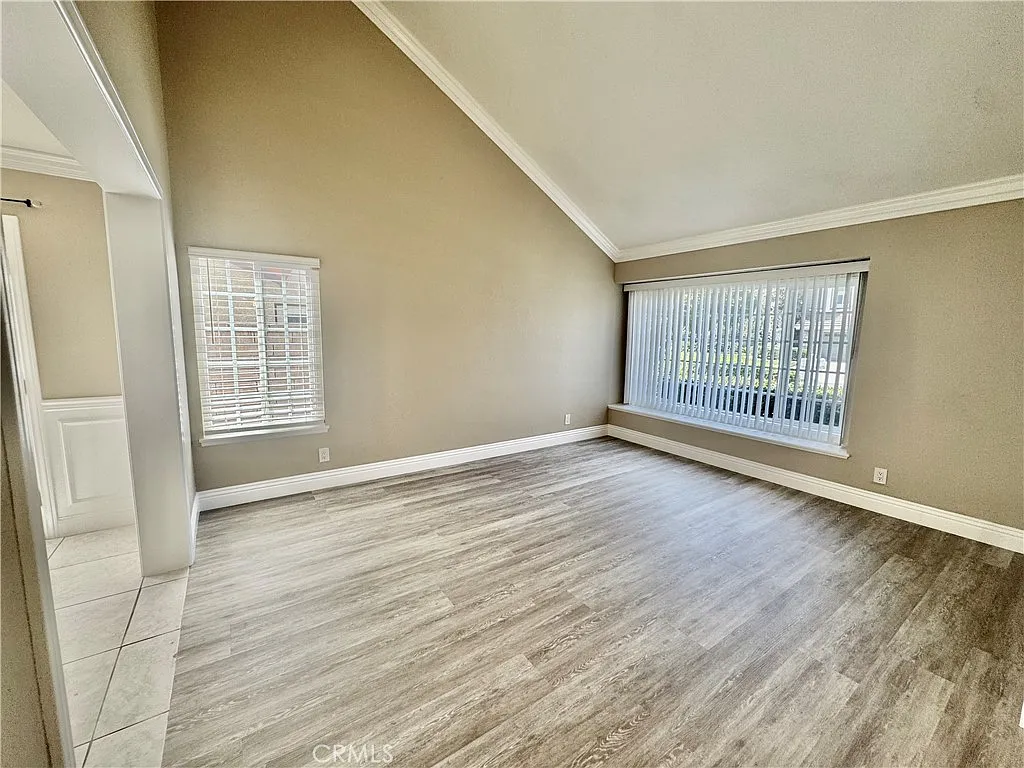 4 bed, 2.5 bath, 2525 sqft, $5,900 — Photo 4