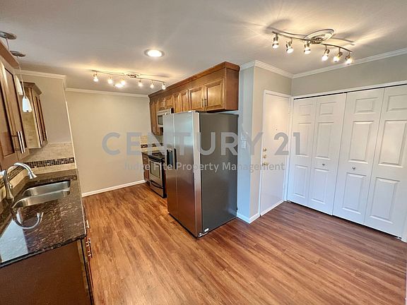 5th image of 1920 Fairfield Dr