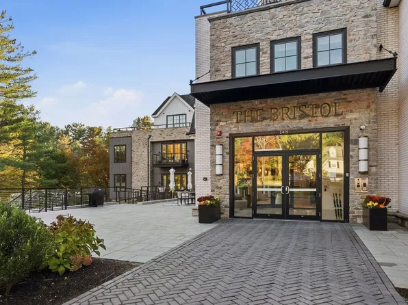 148 Weston Rd Unit 206, Wellesley, MA 02482