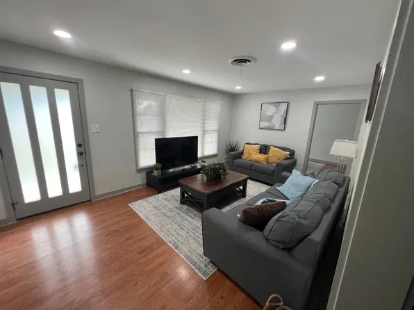 233 Bedford Ct E, Bedford, TX 76022