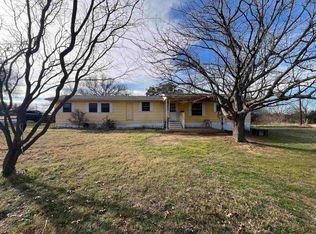 1110 W Gilbert St, Henrietta, TX 76365